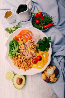 Taze salata tabağı ile karışık yeşillik