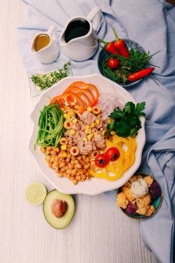 Taze salata tabağı ile karışık yeşillik