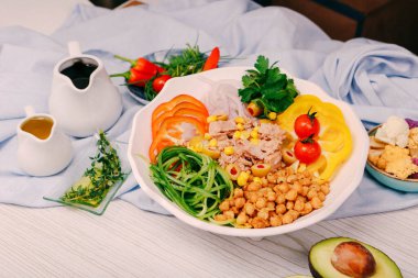 Taze salata tabağı ile karışık yeşillik