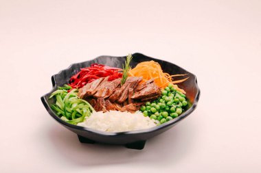 Taze salata tabağı ile karışık yeşillik