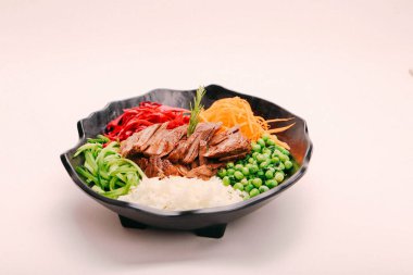 Taze salata tabağı ile karışık yeşillik