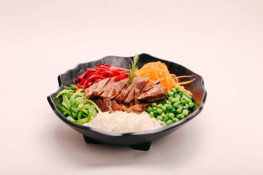 Taze salata tabağı ile karışık yeşillik