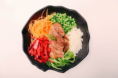 Taze salata tabağı ile karışık yeşillik