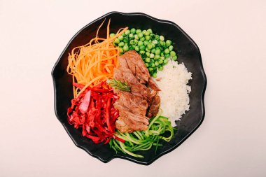 Taze salata tabağı ile karışık yeşillik