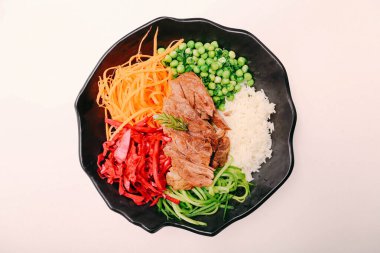 Taze salata tabağı ile karışık yeşillik