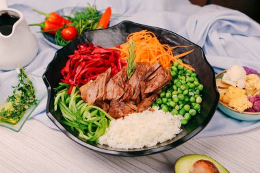 Taze salata tabağı ile karışık yeşillik