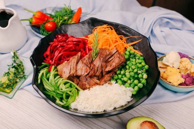 Taze salata tabağı ile karışık yeşillik