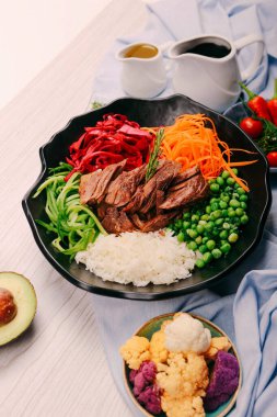 Taze salata tabağı ile karışık yeşillik