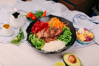 Taze salata tabağı ile karışık yeşillik