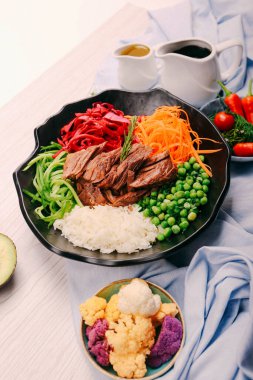 Taze salata tabağı ile karışık yeşillik