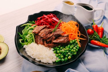 Taze salata tabağı ile karışık yeşillik