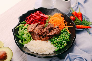 Taze salata tabağı ile karışık yeşillik