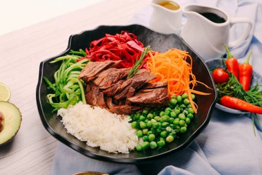 Taze salata tabağı ile karışık yeşillik