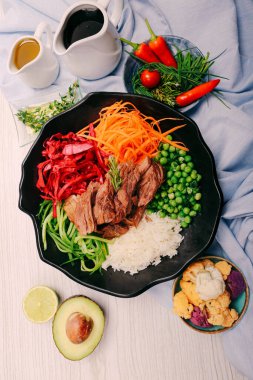 Taze salata tabağı ile karışık yeşillik