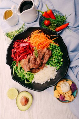 Taze salata tabağı ile karışık yeşillik