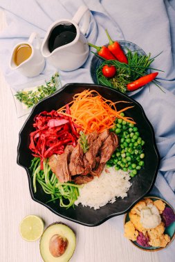 Taze salata tabağı ile karışık yeşillik