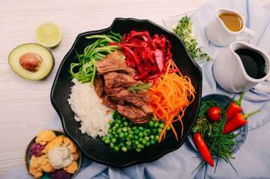 Taze salata tabağı ile karışık yeşillik