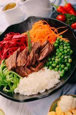 Taze salata tabağı ile karışık yeşillik