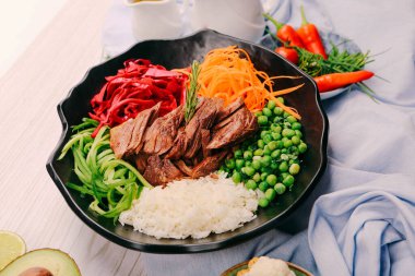 Taze salata tabağı ile karışık yeşillik