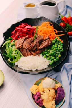 Taze salata tabağı ile karışık yeşillik