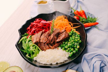 Taze salata tabağı ile karışık yeşillik