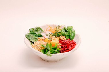 Taze salata tabağı ile karışık yeşillik