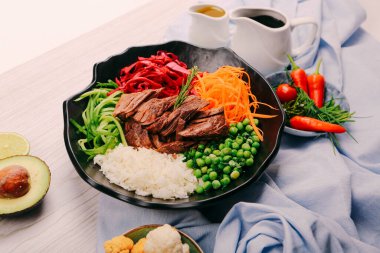 Taze salata tabağı ile karışık yeşillik