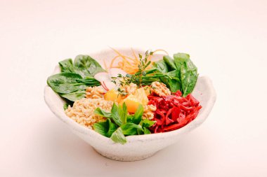 Taze salata tabağı ile karışık yeşillik