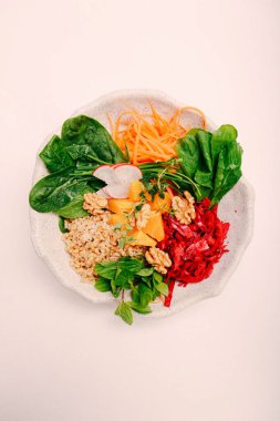 Taze salata tabağı ile karışık yeşillik