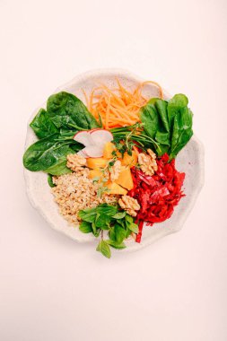 Taze salata tabağı ile karışık yeşillik