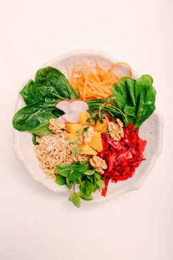 Taze salata tabağı ile karışık yeşillik