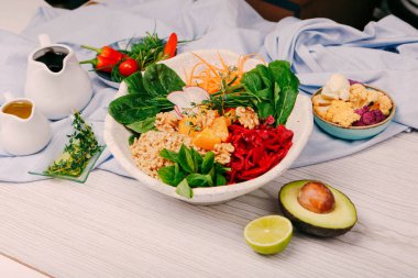 Taze salata tabağı ile karışık yeşillik