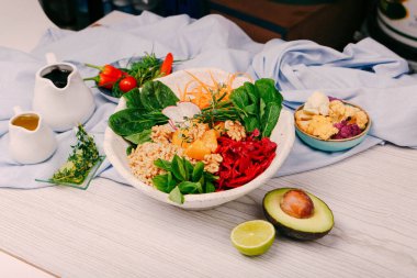 Taze salata tabağı ile karışık yeşillik