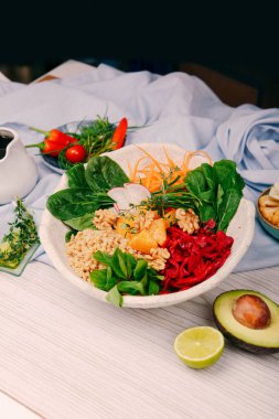 Taze salata tabağı ile karışık yeşillik