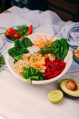 Taze salata tabağı ile karışık yeşillik