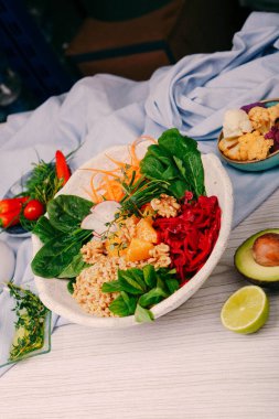 Taze salata tabağı ile karışık yeşillik