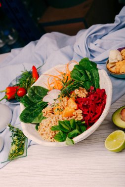 Taze salata tabağı ile karışık yeşillik