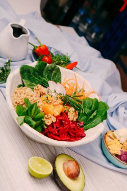 Taze salata tabağı ile karışık yeşillik