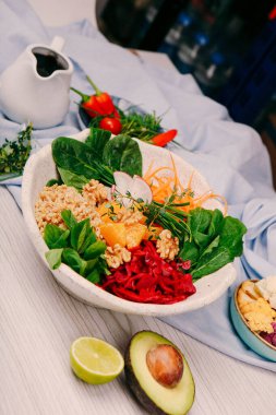 Taze salata tabağı ile karışık yeşillik