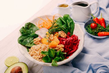 Taze salata tabağı ile karışık yeşillik