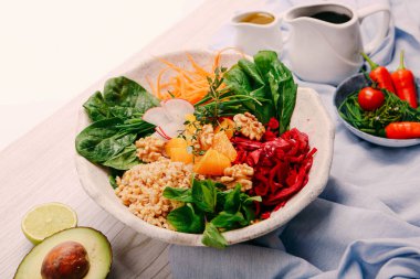 Taze salata tabağı ile karışık yeşillik