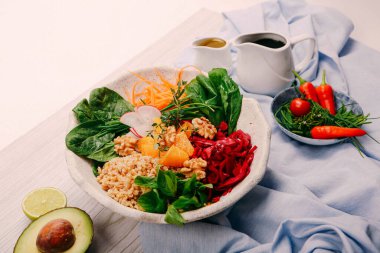 Taze salata tabağı ile karışık yeşillik