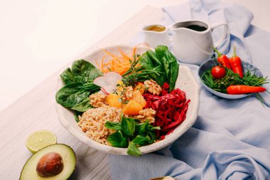 Taze salata tabağı ile karışık yeşillik