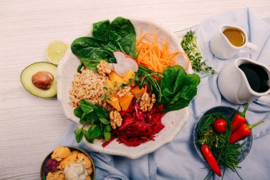 Taze salata tabağı ile karışık yeşillik