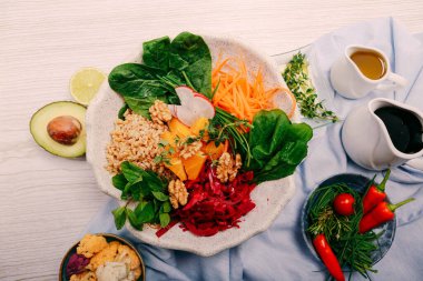 Taze salata tabağı ile karışık yeşillik