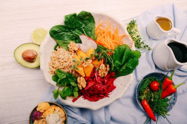 Taze salata tabağı ile karışık yeşillik