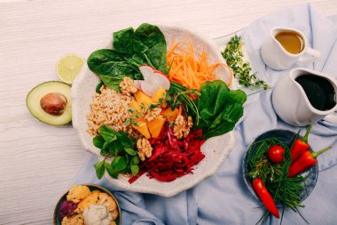 Taze salata tabağı ile karışık yeşillik