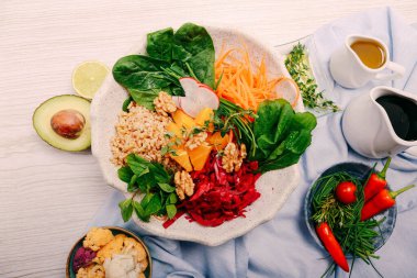 Taze salata tabağı ile karışık yeşillik