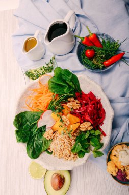 Taze salata tabağı ile karışık yeşillik