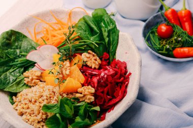 Taze salata tabağı ile karışık yeşillik